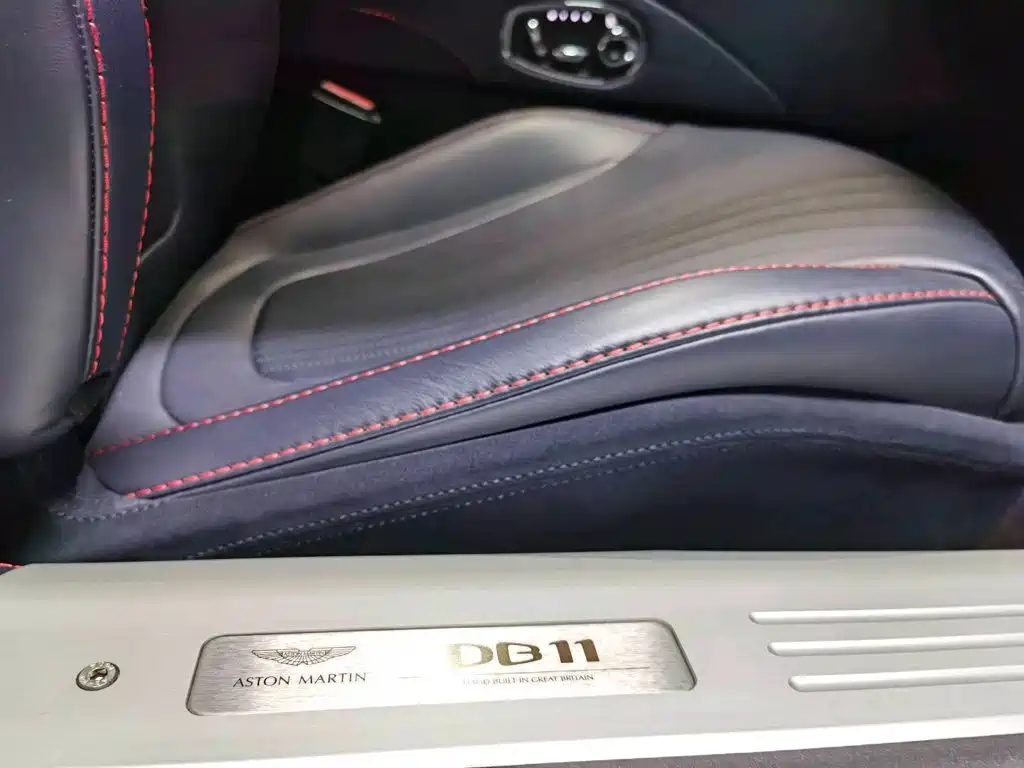 Aston Martin DB11 — миниатюра 9