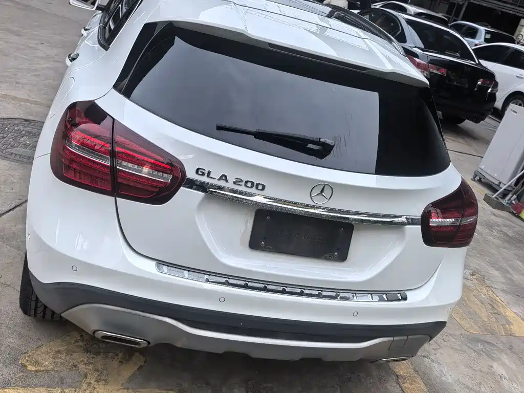 MERCEDES-BENZ GLA