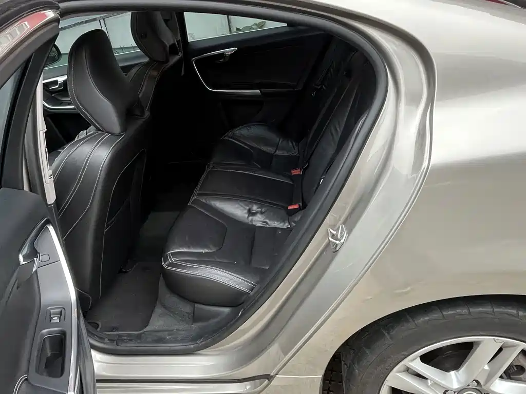 Volvo S60 (Import) — миниатюра 7