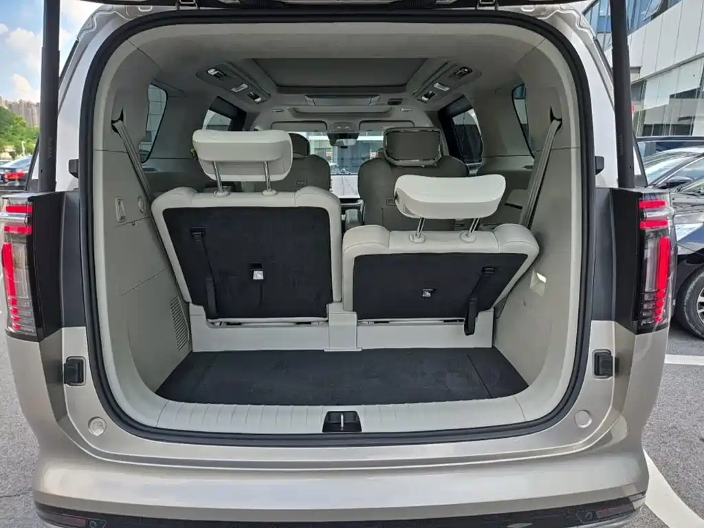 Volvo EM90 — миниатюра 8