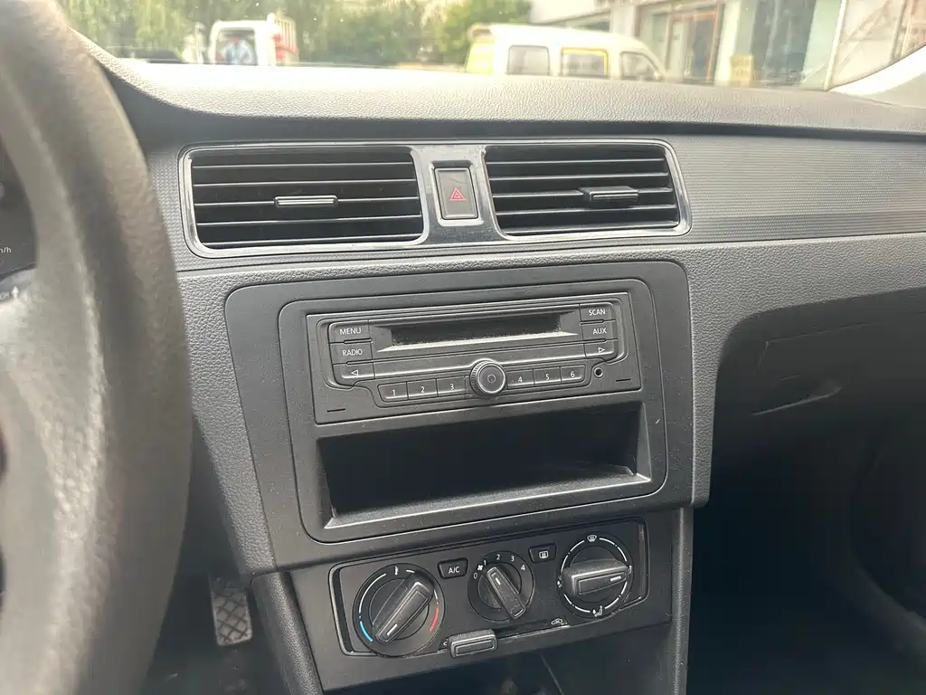 Volkswagen Santana 1.6L Manual Elegant Edition, фото 12