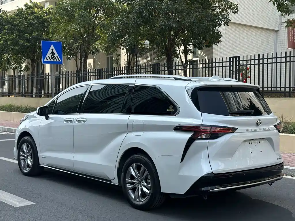 TOYOTA SIENNA