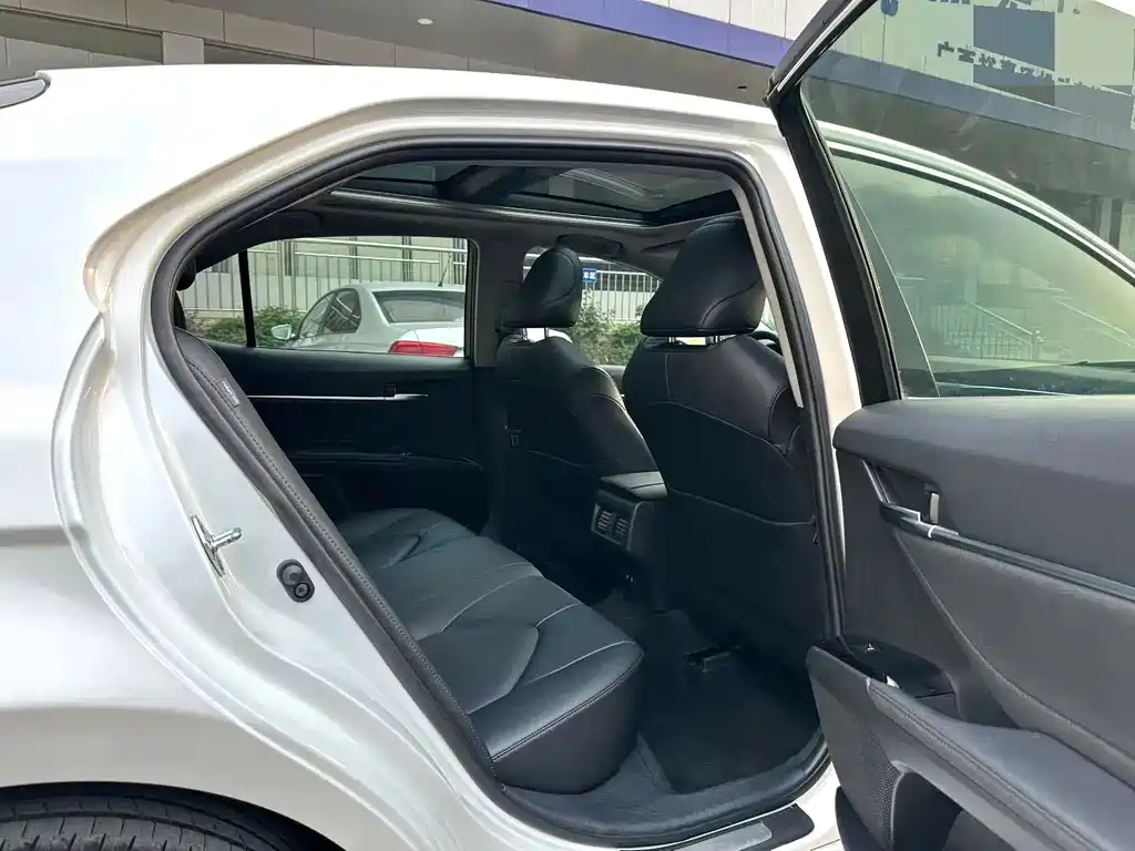 Toyota Camry — миниатюра 10