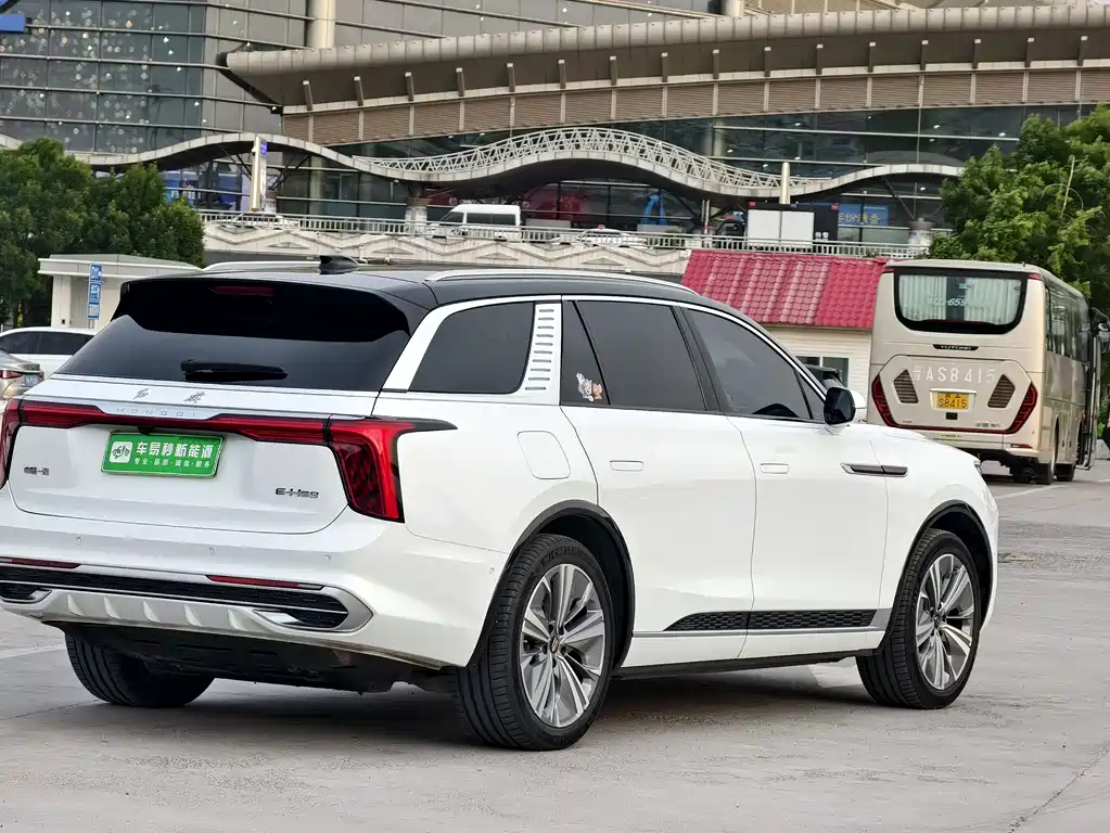 Hongqi E-HS9 2022 690km мест