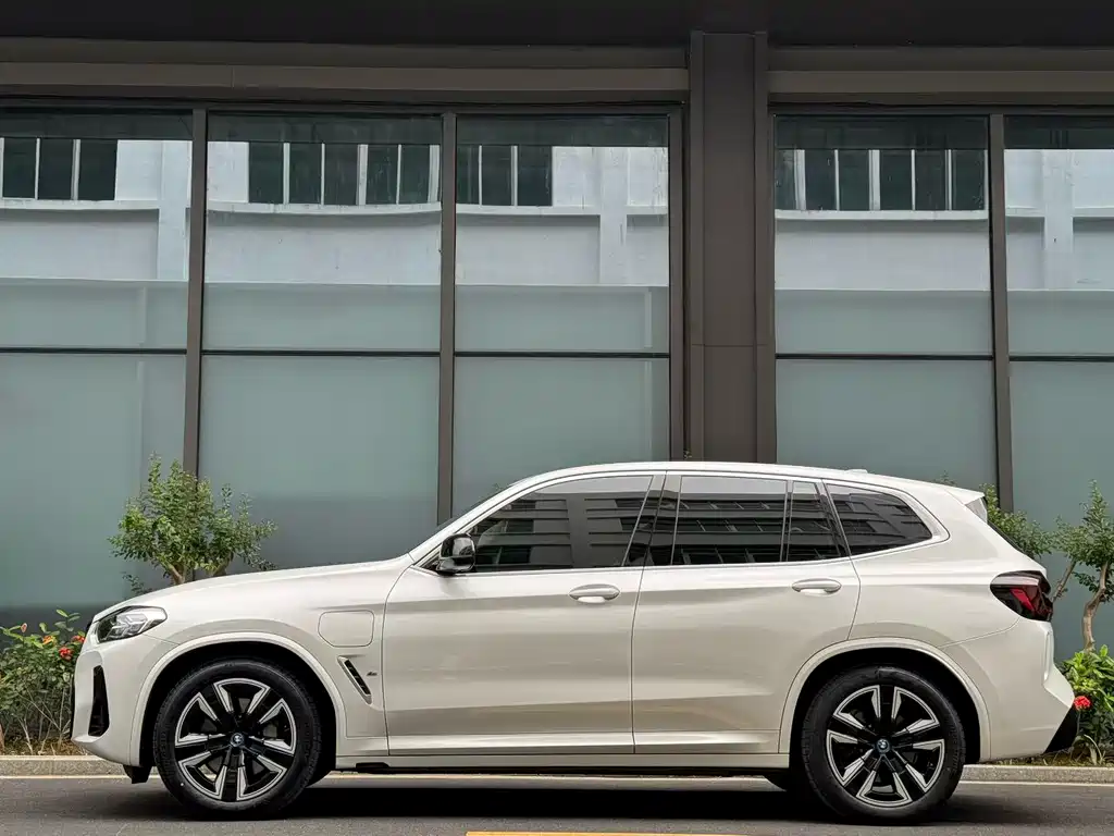 BMW iX3 2023 Lead