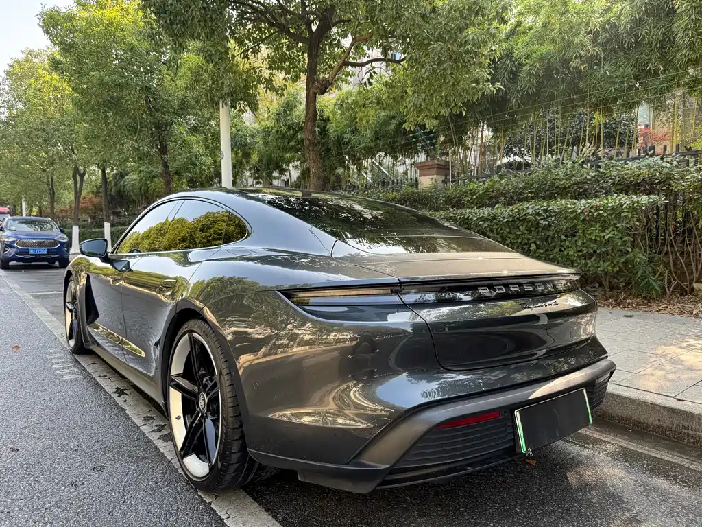 PORSCHE TAYCAN