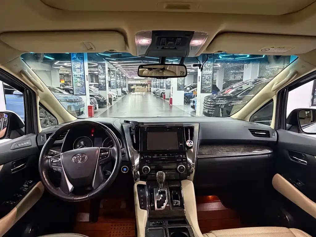 Toyota Alphard — миниатюра 7