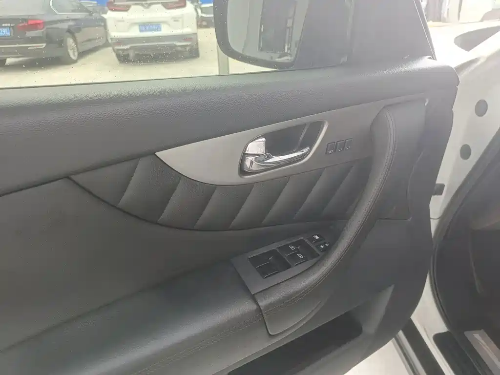 Infiniti QX70 — миниатюра 7