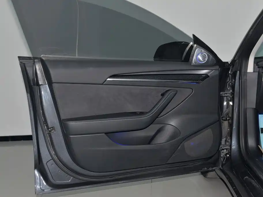 Tesla Model 3 — миниатюра 6