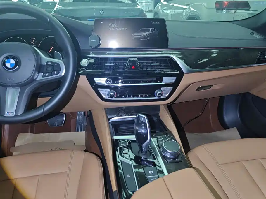 BMW 5 Series — миниатюра 13