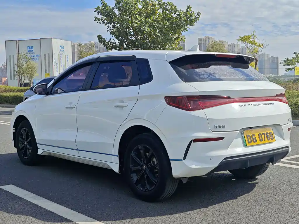BYD E2