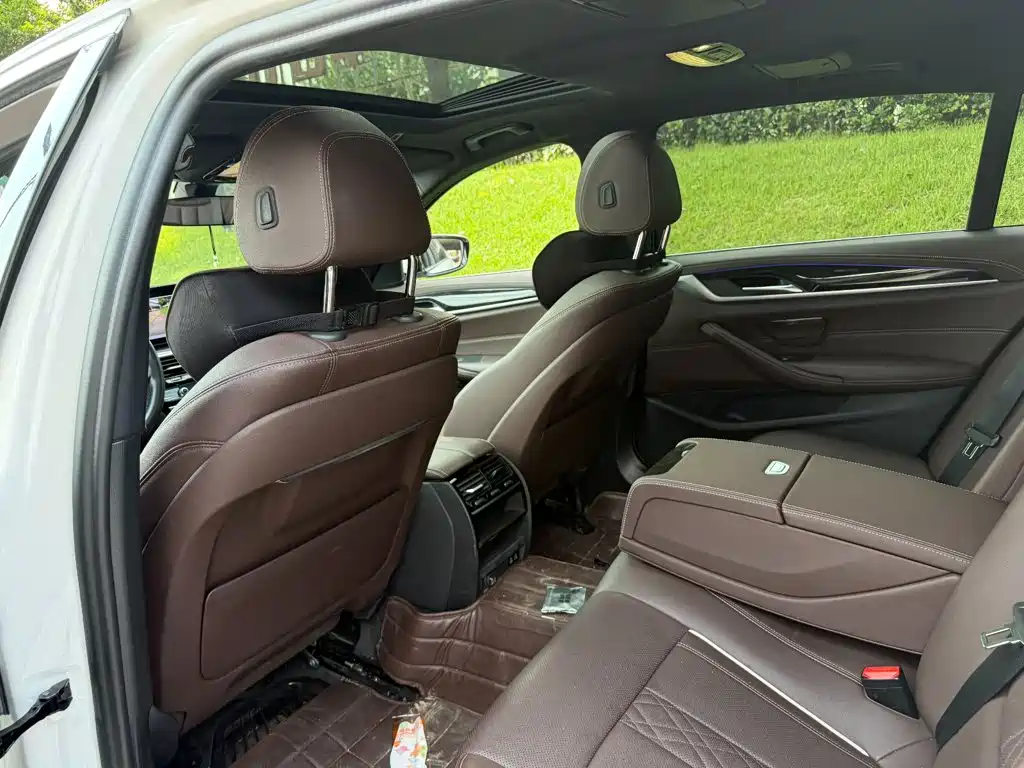 BMW 5 Series — миниатюра 11