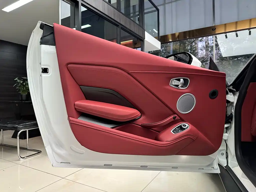 ASTON MARTIN V8 VANTAGE