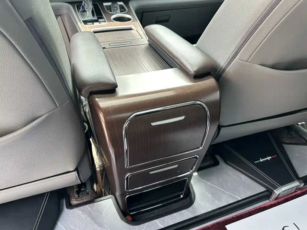 Toyota Granvia 2023 2.5L Luxury PLUS