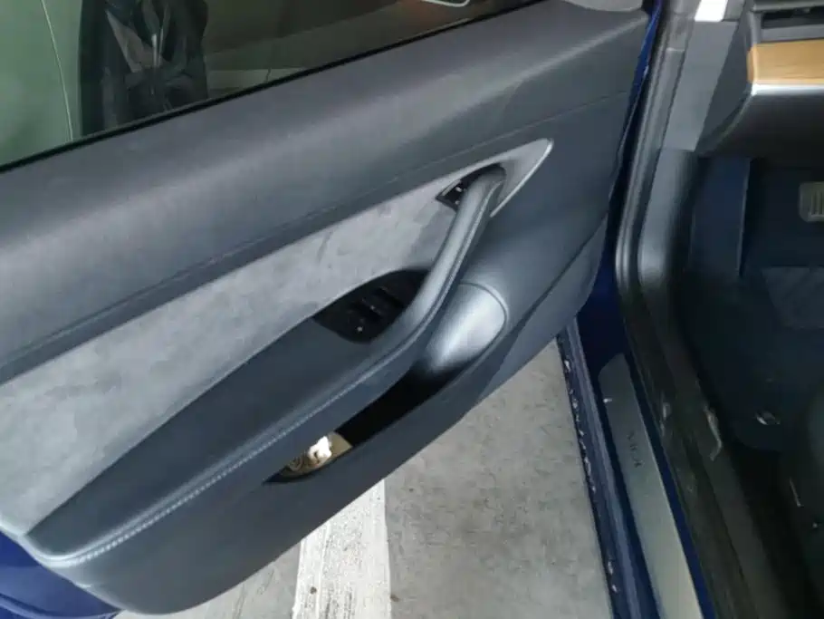 Tesla Model 3 — миниатюра 7