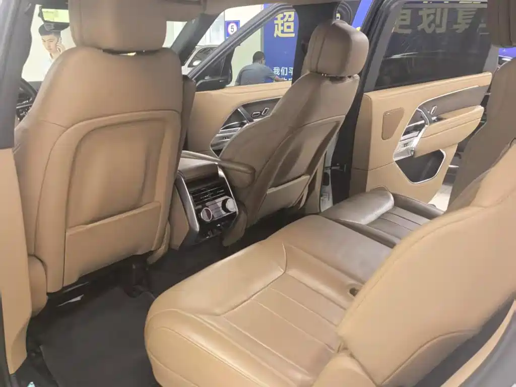 Land Rover Range Rover 2024 3.0 L6 400PS Long Wheelbase мест