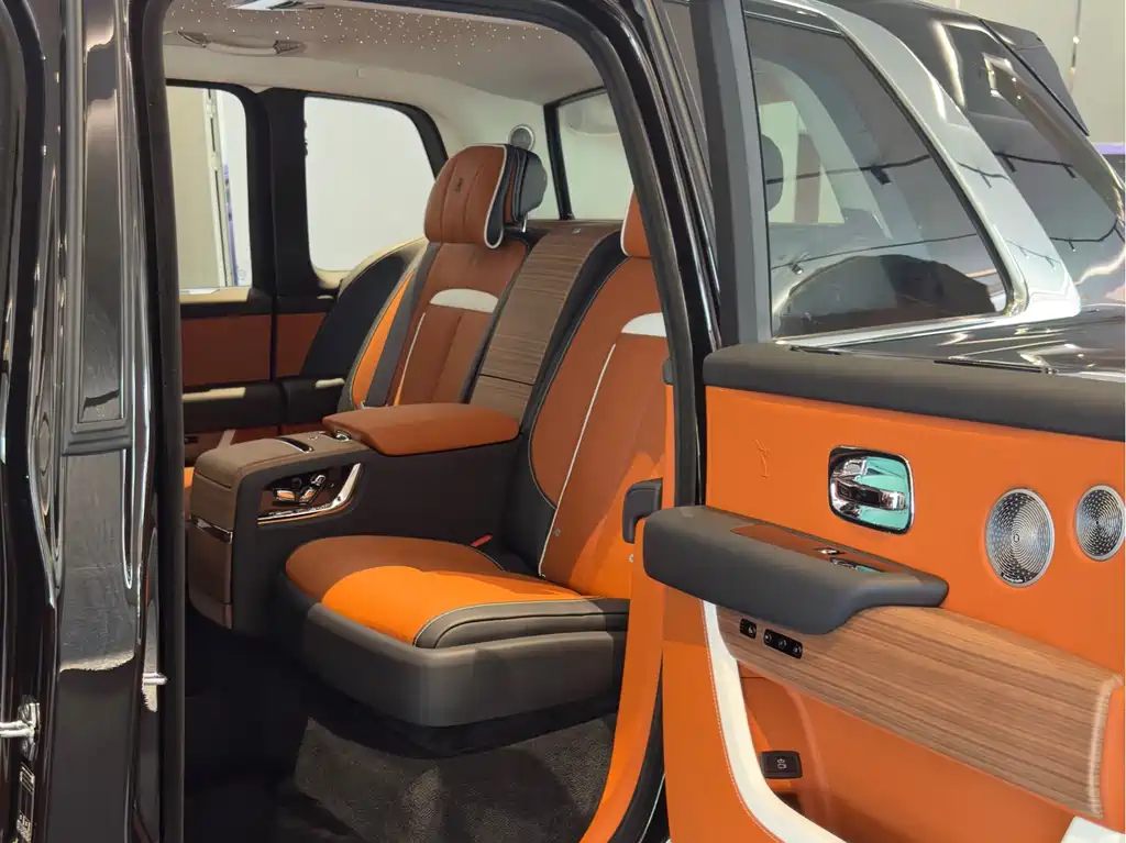 Rolls-Royce Cullinan 2026 мест