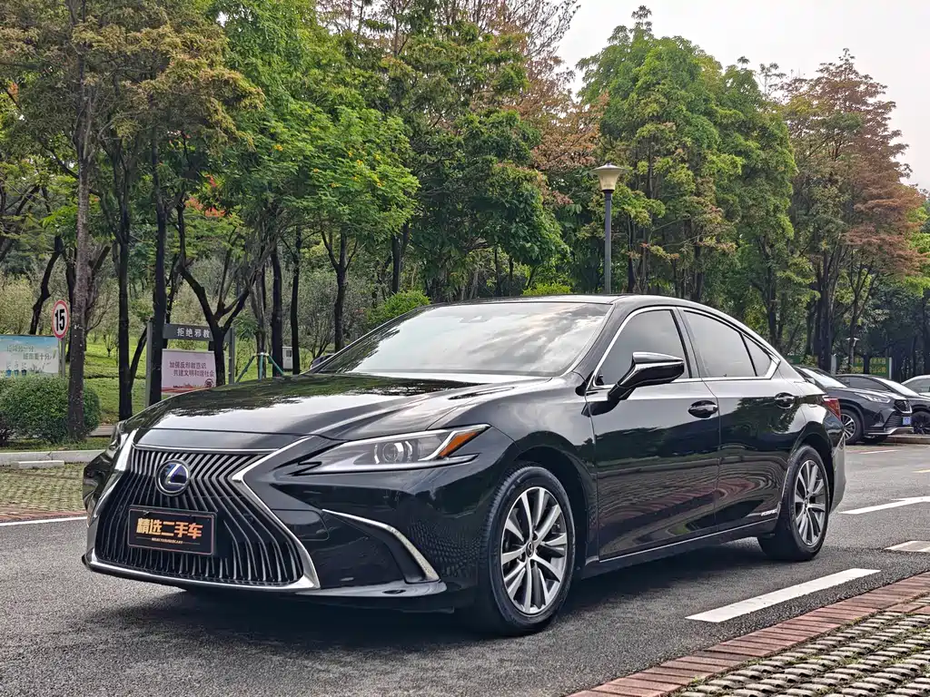 Lexus ES 2020