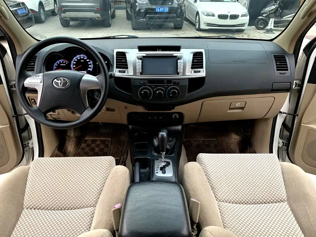 Toyota Fortuner — миниатюра 6
