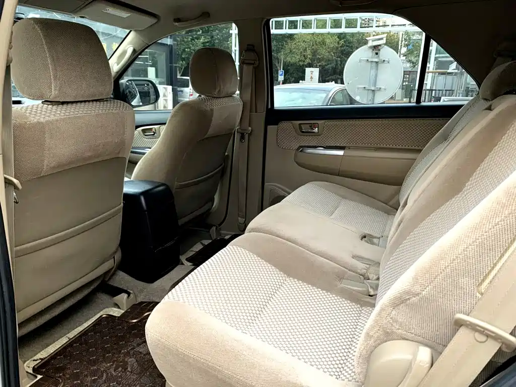Toyota Fortuner — миниатюра 8