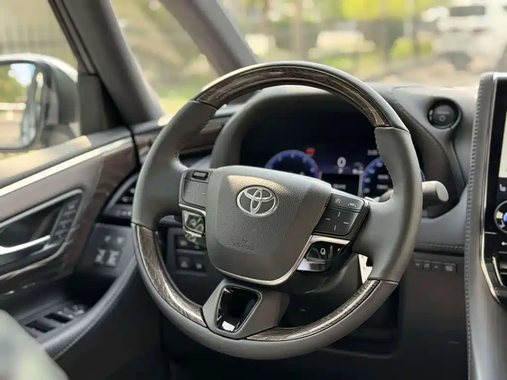 Toyota Alphard — миниатюра 9