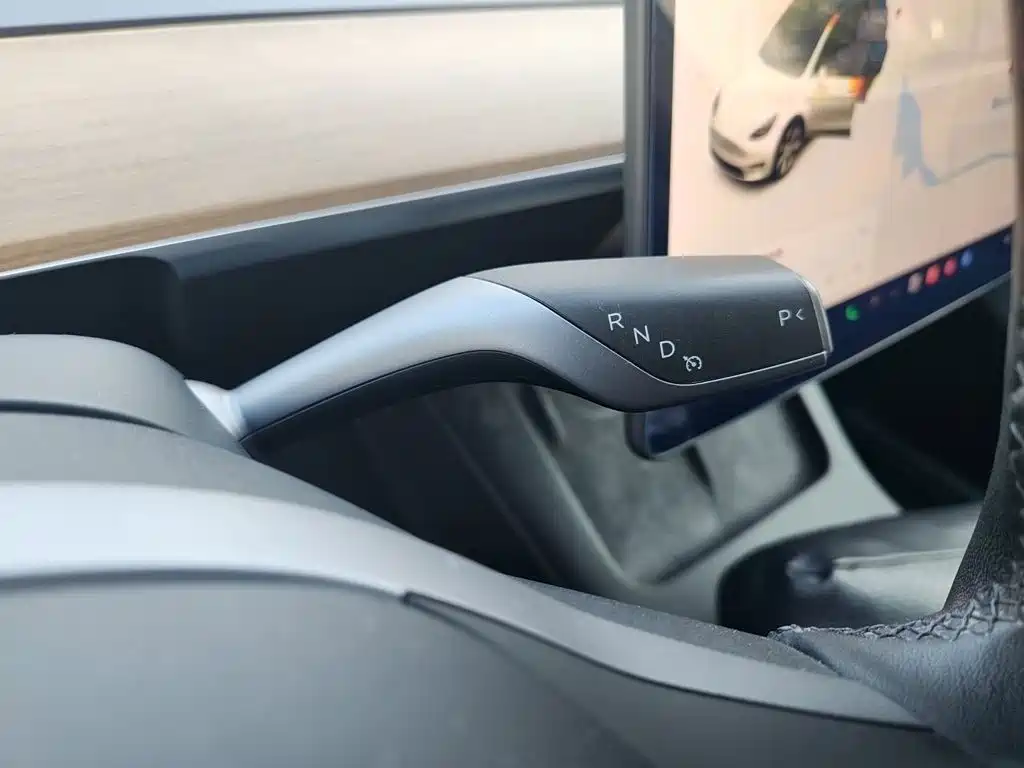 Tesla Model Y — миниатюра 10