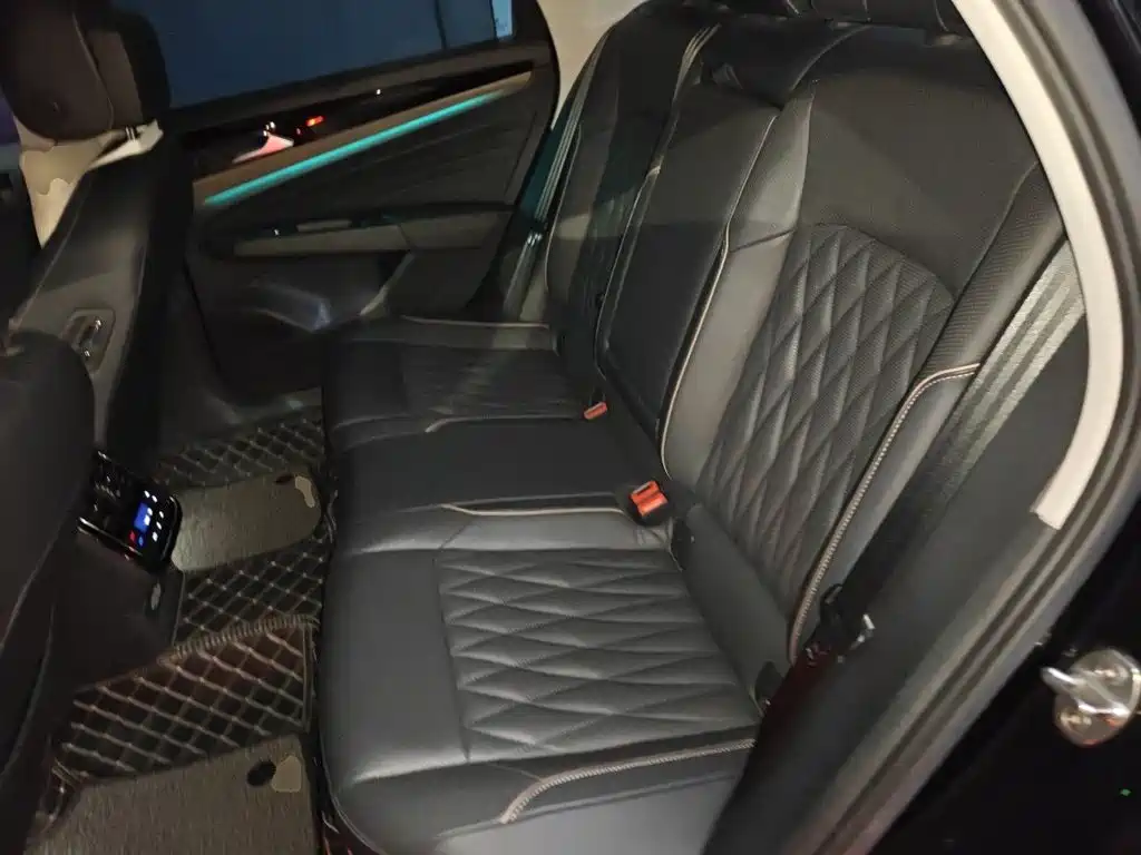 Volkswagen Passat PHEV — миниатюра 13