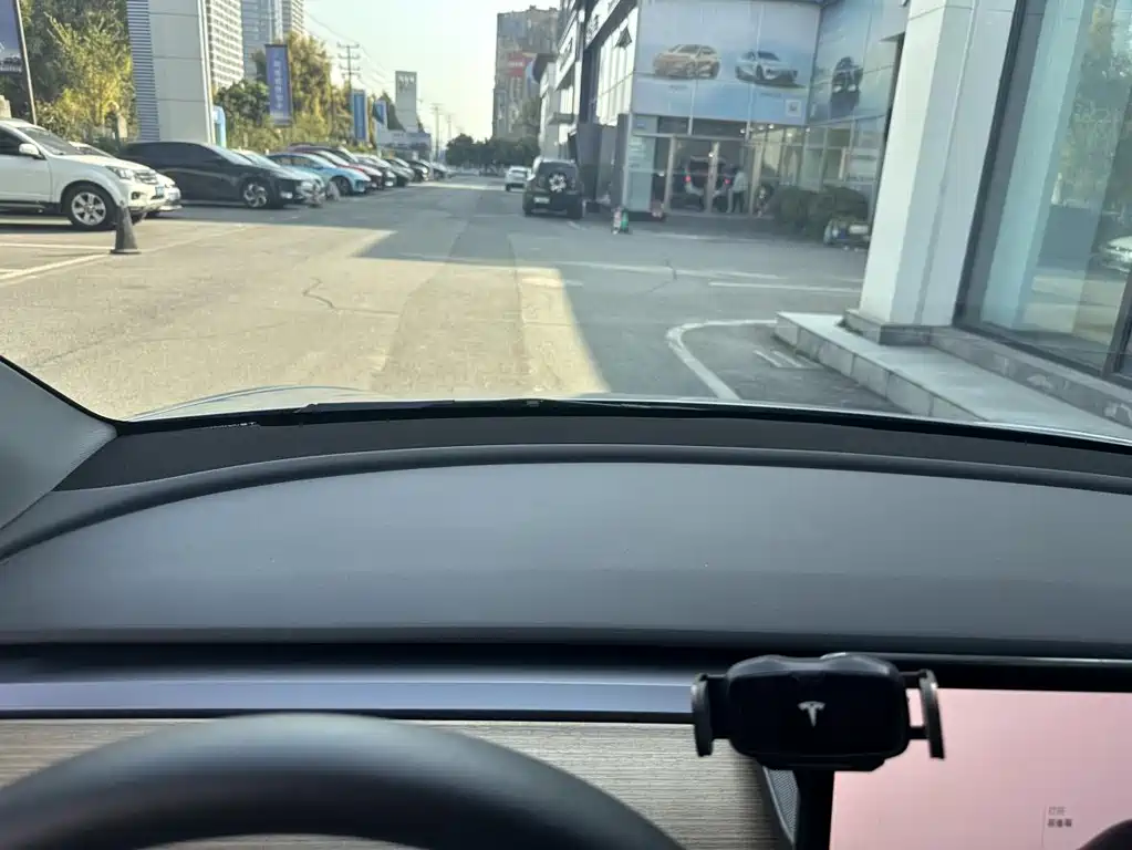 Tesla Model Y — миниатюра 7