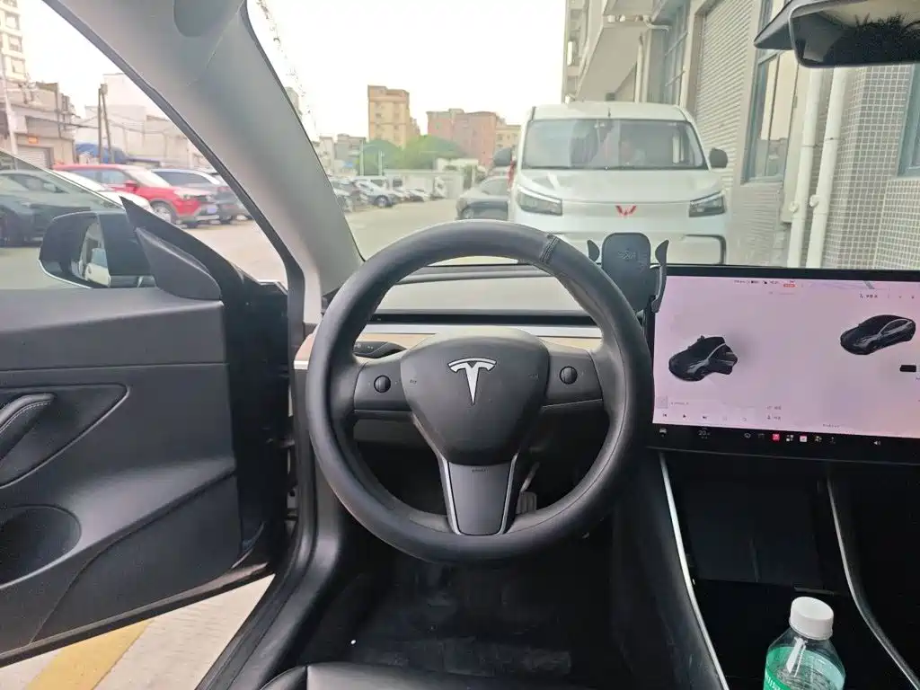 Tesla Model 3 — миниатюра 6