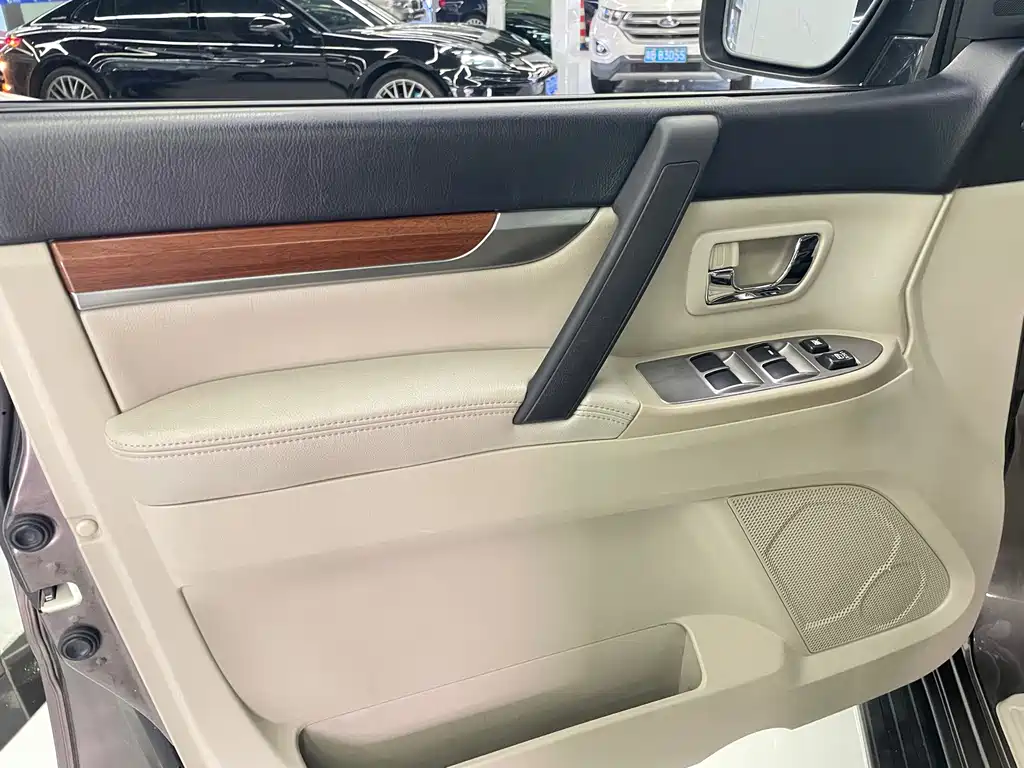 Mitsubishi Pajero (Import) — миниатюра 30