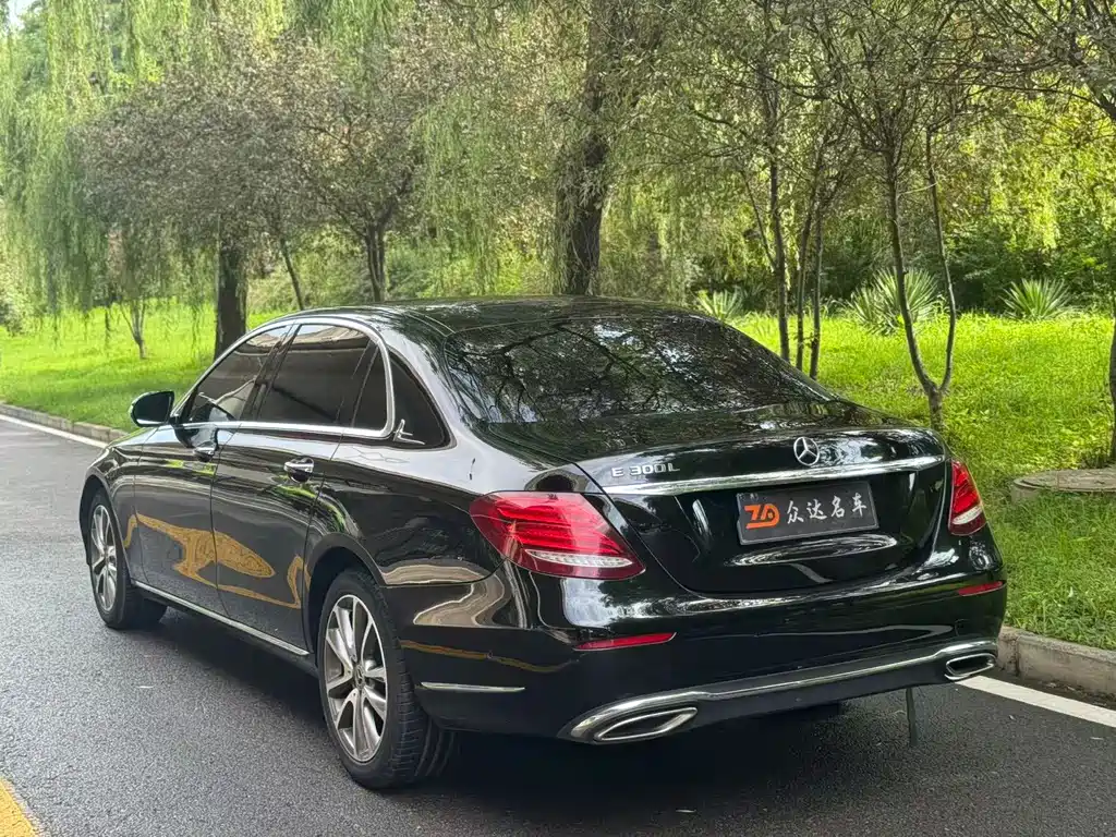 Mercedes-Benz E-Class — миниатюра 11