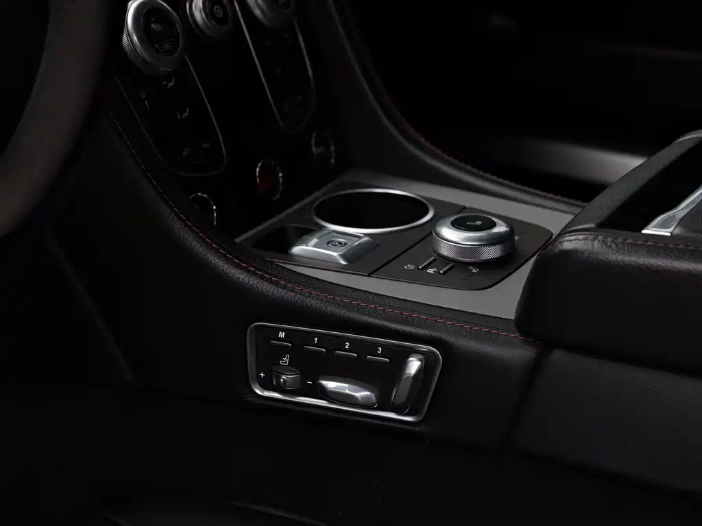 Aston Martin Rapide — миниатюра 17
