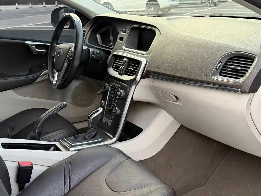 Volvo V40 — миниатюра 13