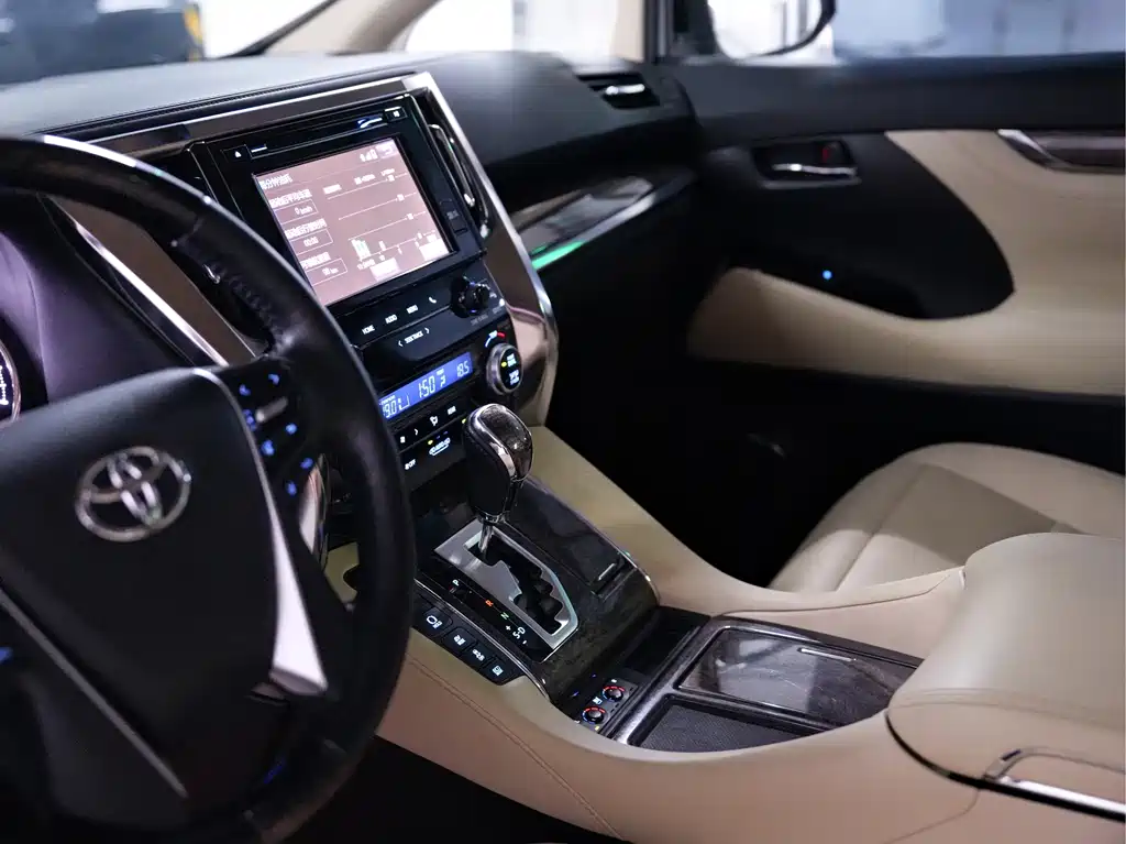 Toyota Alphard — миниатюра 11