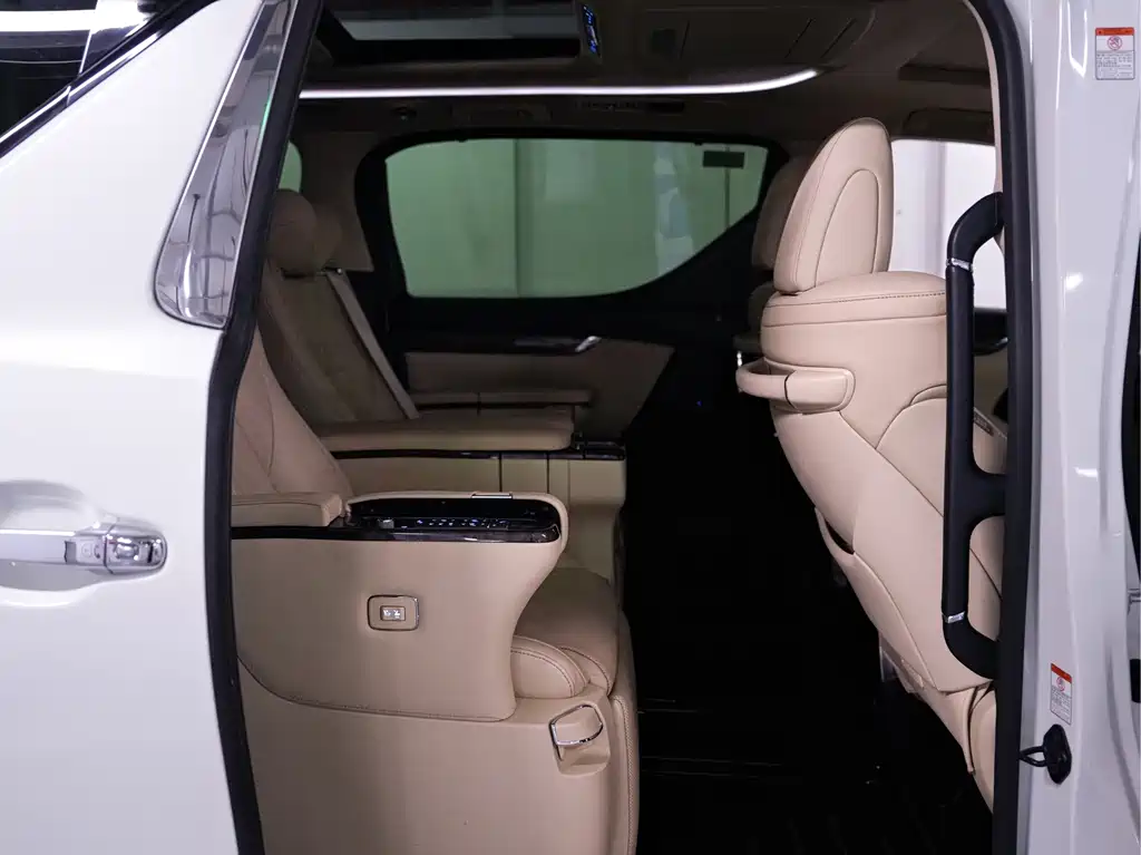 Toyota Alphard — миниатюра 21
