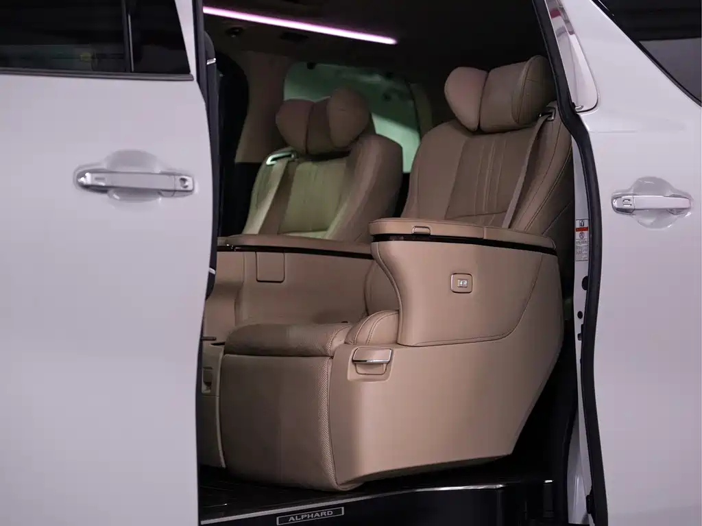 Toyota Alphard — миниатюра 31