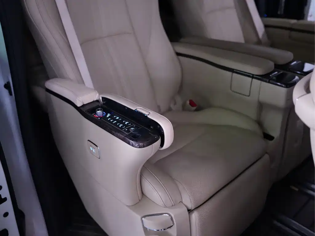 Toyota Alphard — миниатюра 17