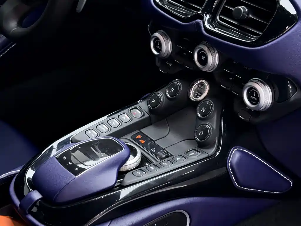 Aston Martin V8 Vantage — миниатюра 23