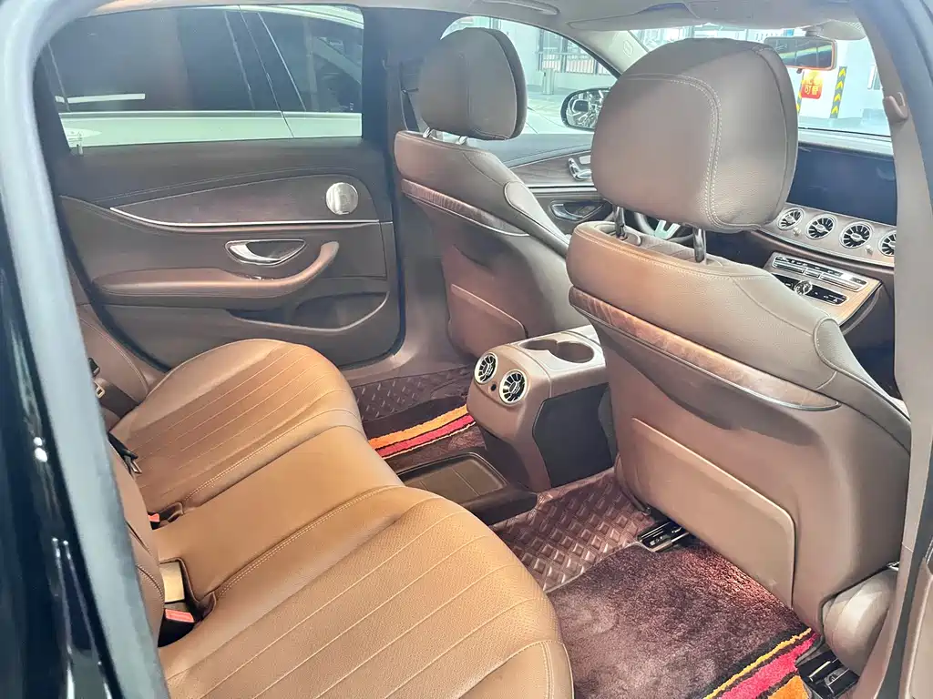 Mercedes-Benz E-Class — миниатюра 9