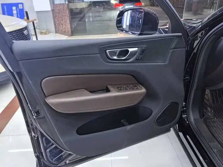 Volvo XC60 2025 B5 Luxury