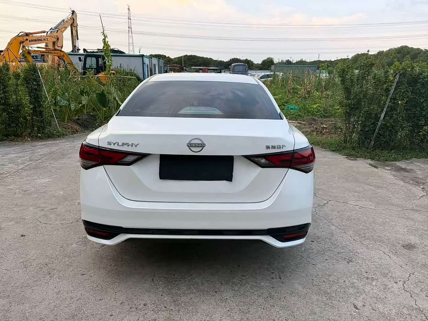 Nissan Sylphy 1.6 л 2023 г. Белый, пробег 28000 км