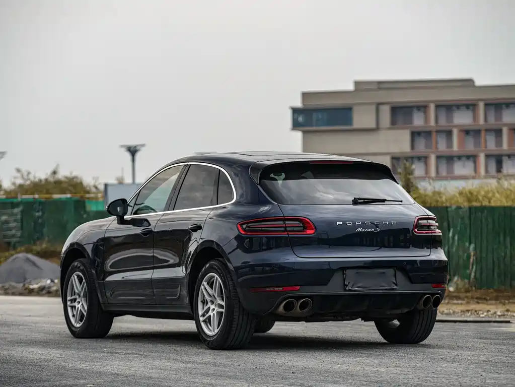 PORSCHE MACAN