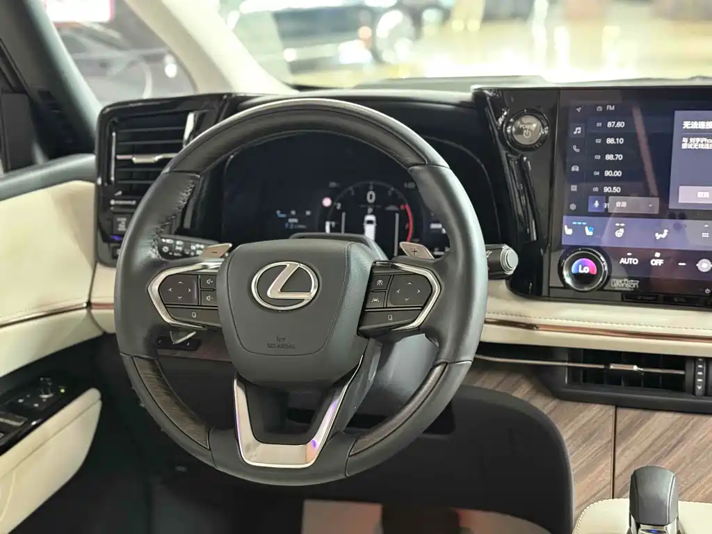 Lexus LM — миниатюра 13
