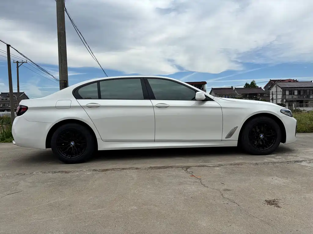 BMW 5 Series — миниатюра 7