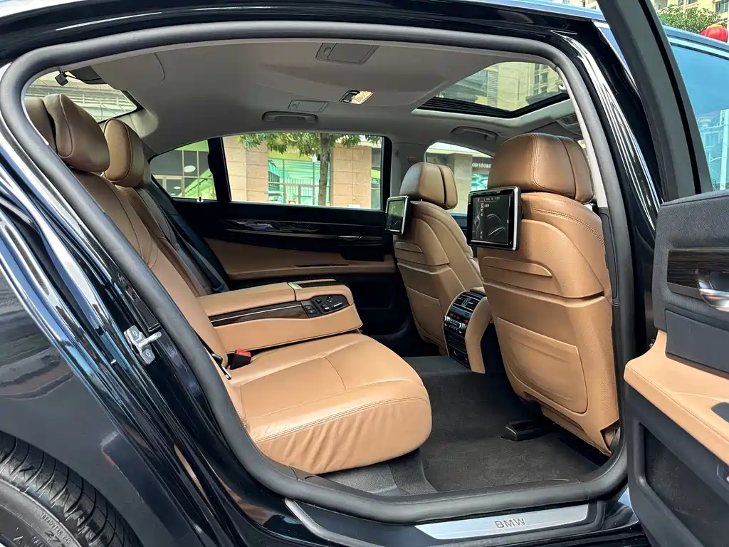 BMW 7 Series — миниатюра 16