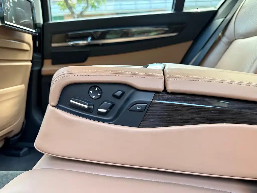 BMW 7 Series — миниатюра 28