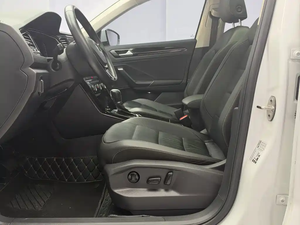Volkswagen T-Roc — миниатюра 9