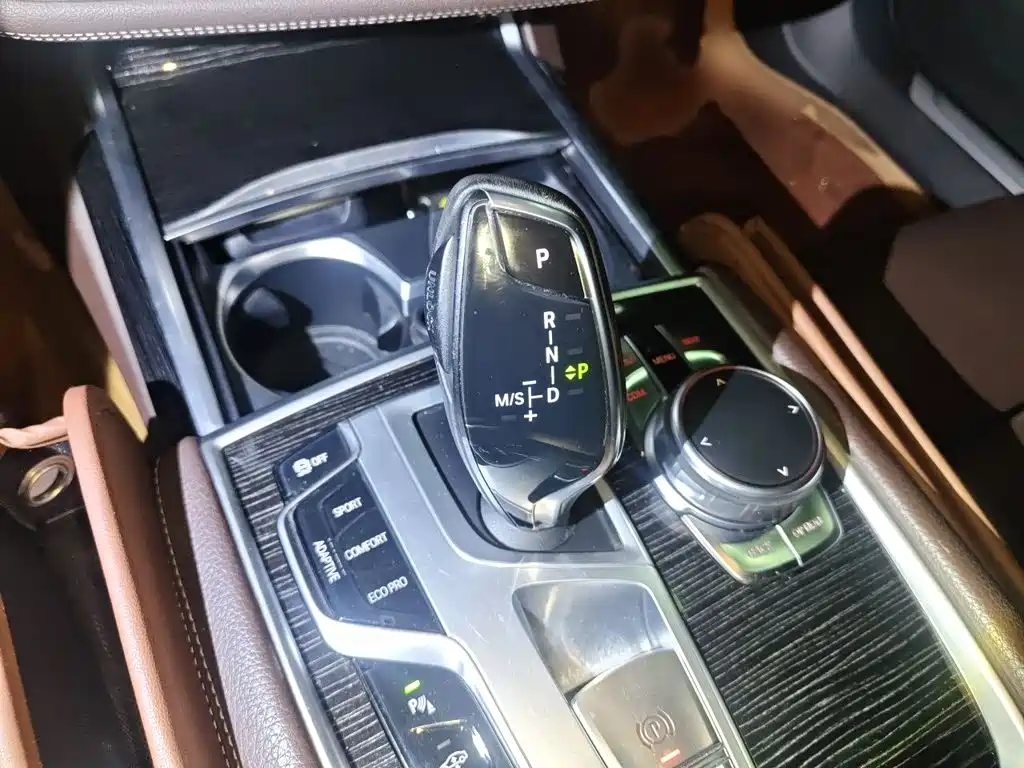 BMW 7 Series — миниатюра 7