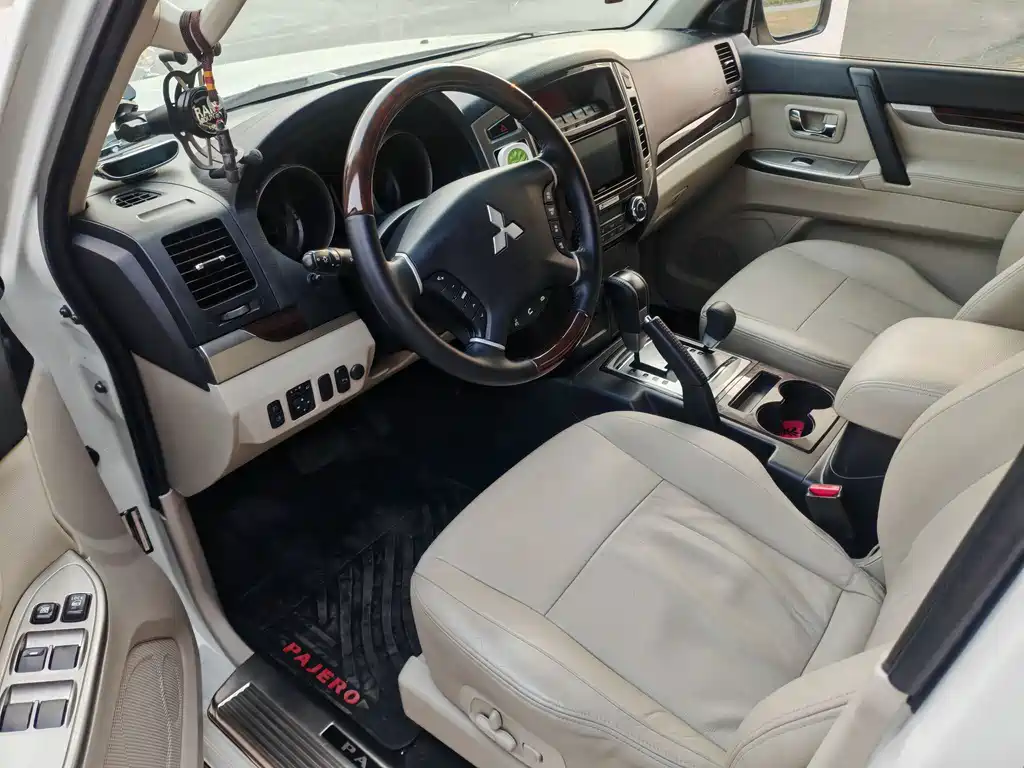 Mitsubishi Pajero (Import) — миниатюра 6