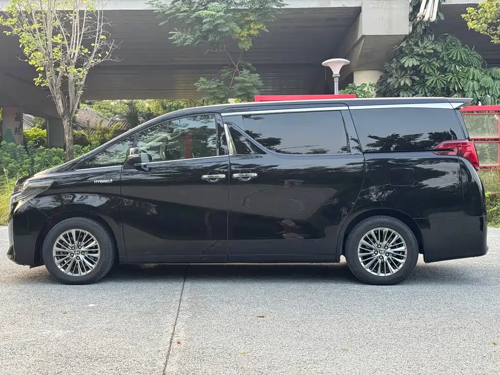 Toyota Alphard — миниатюра 7